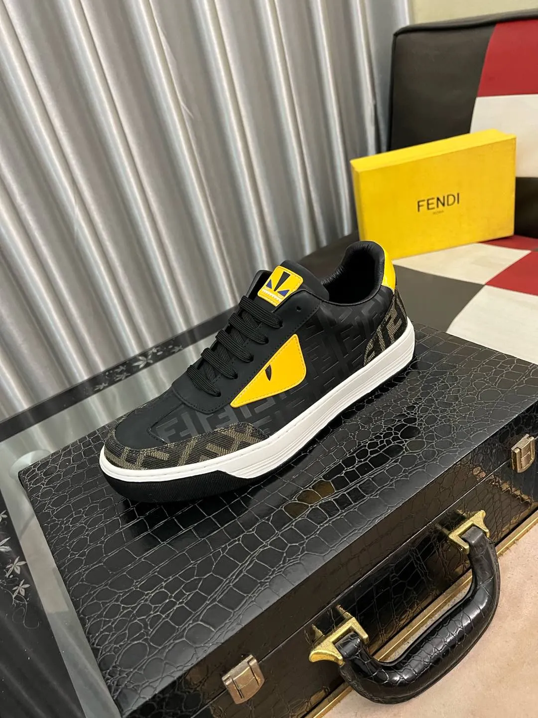 Men's shoes 💰400⌚️⌚️[fendi] Fendi classic and comfortable men, this complex sneaker is made of soft calfskin➕genuine leather lining➕original ultra-light rubber material with rough outsole. This unique and light style is suitable for the casual and refined sensibility of this season. It is comfortable and natural on the feet. It is an everyday style for casual travel in autumn and winter! 38−443️⃣colors available